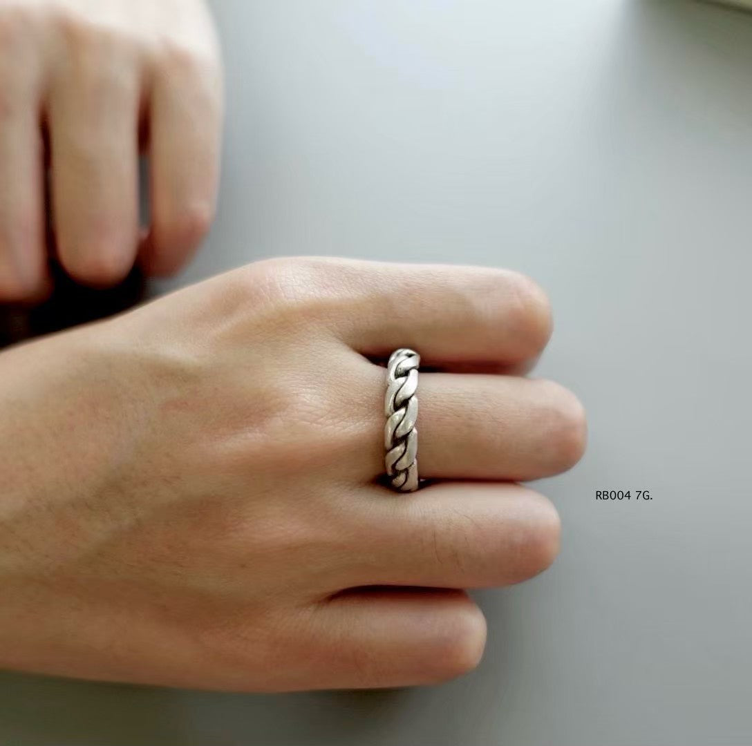 Silver ring. Wearing the heart of Thai craftsmanship.