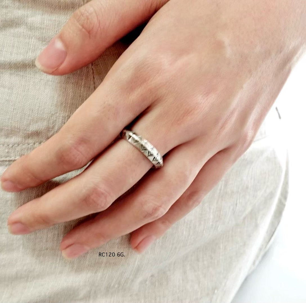 Silver ring. Silver tradition from the heart of Northern Thailand.