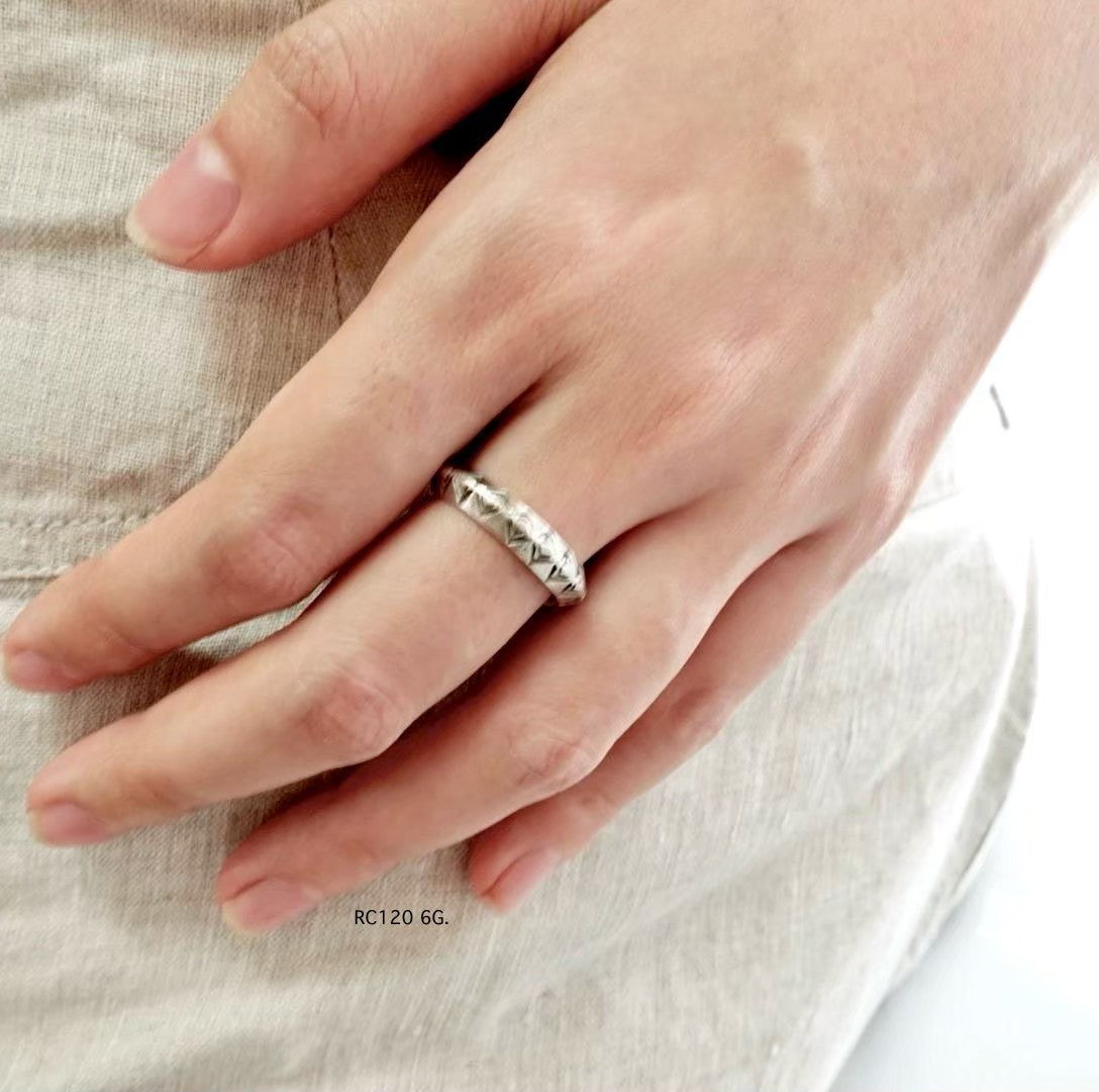 Silver ring. Silver tradition from the heart of Northern Thailand.