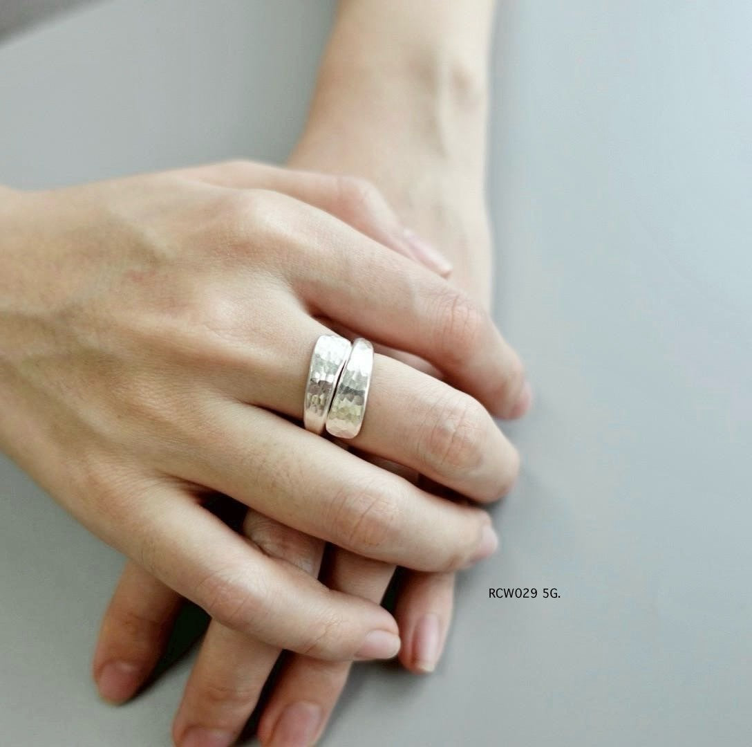 Silver ring. Embrace the artistry of the hill tribes.