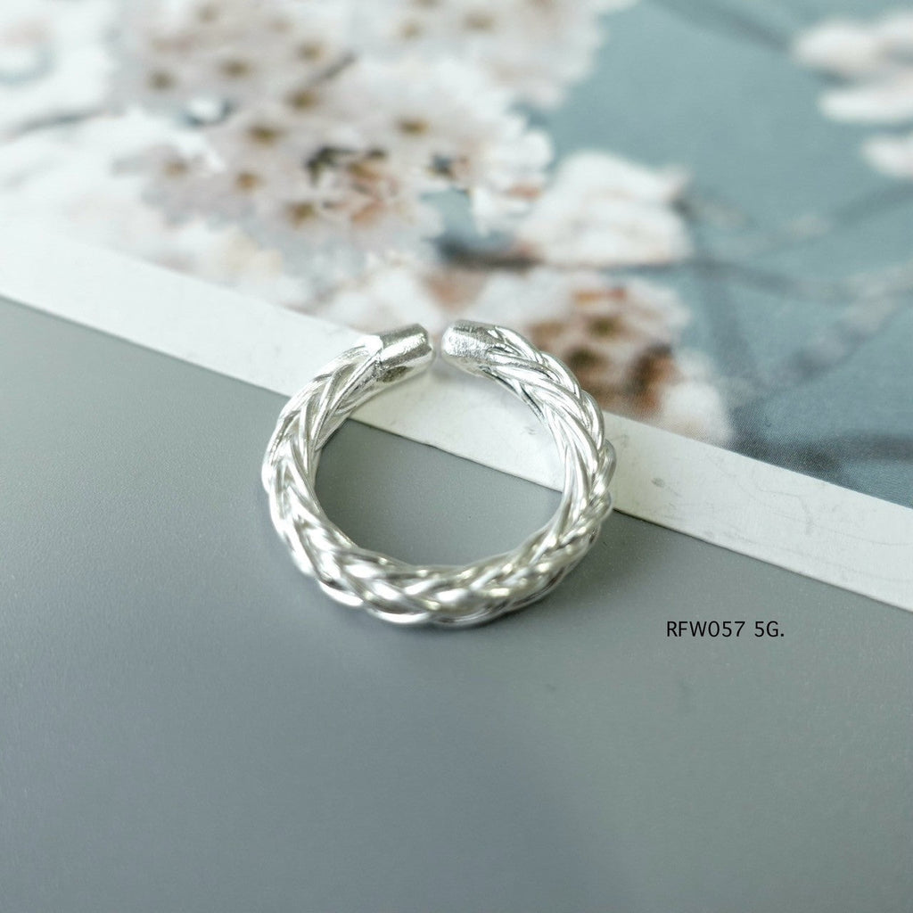 Silver ring. Simplicity carved by tradition.