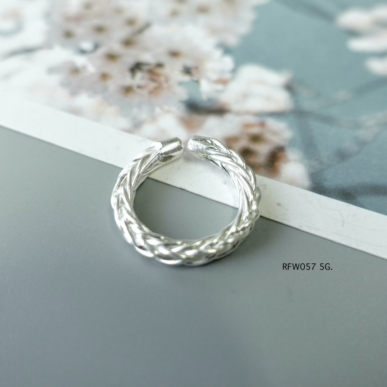 Silver ring. Simplicity carved by tradition.