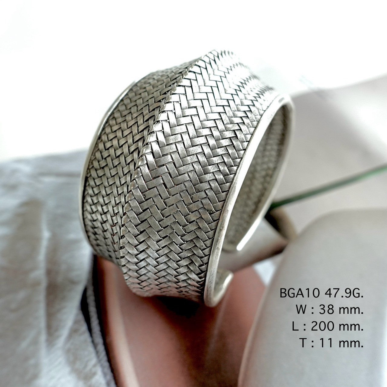 A bangle that speaks in silver.