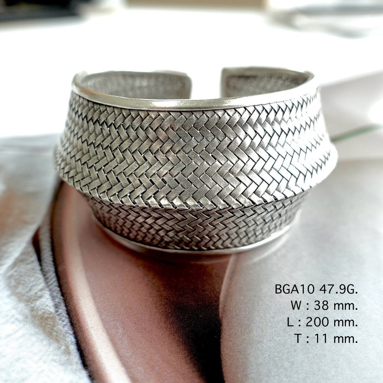 A bangle that speaks in silver.