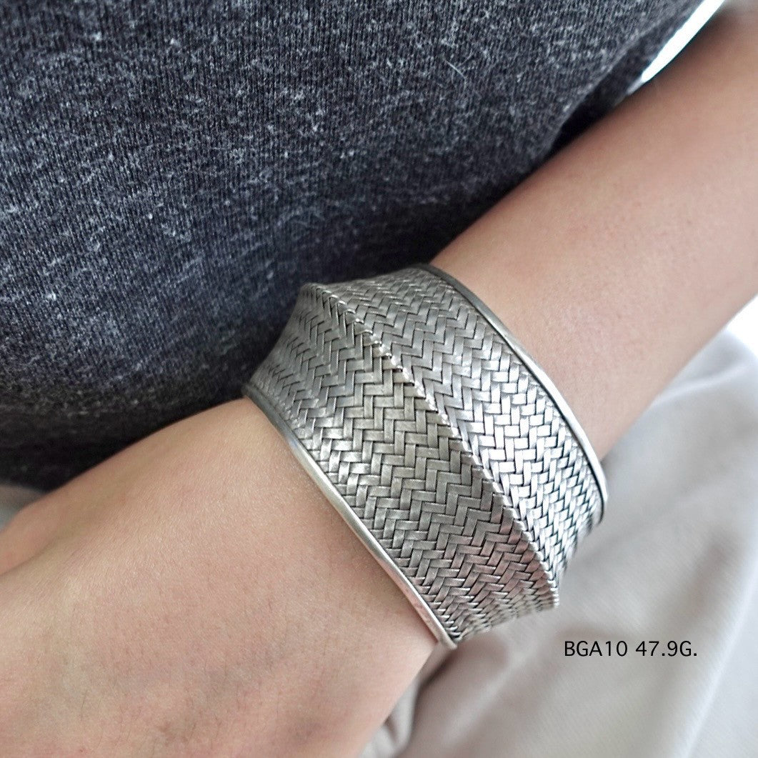 A bangle that speaks in silver.