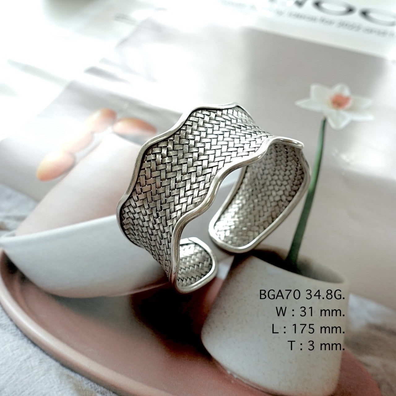 A bangle born from pure silver.