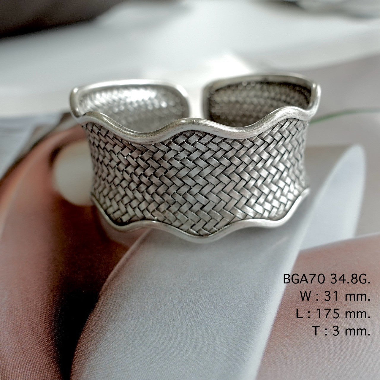 A bangle born from pure silver.