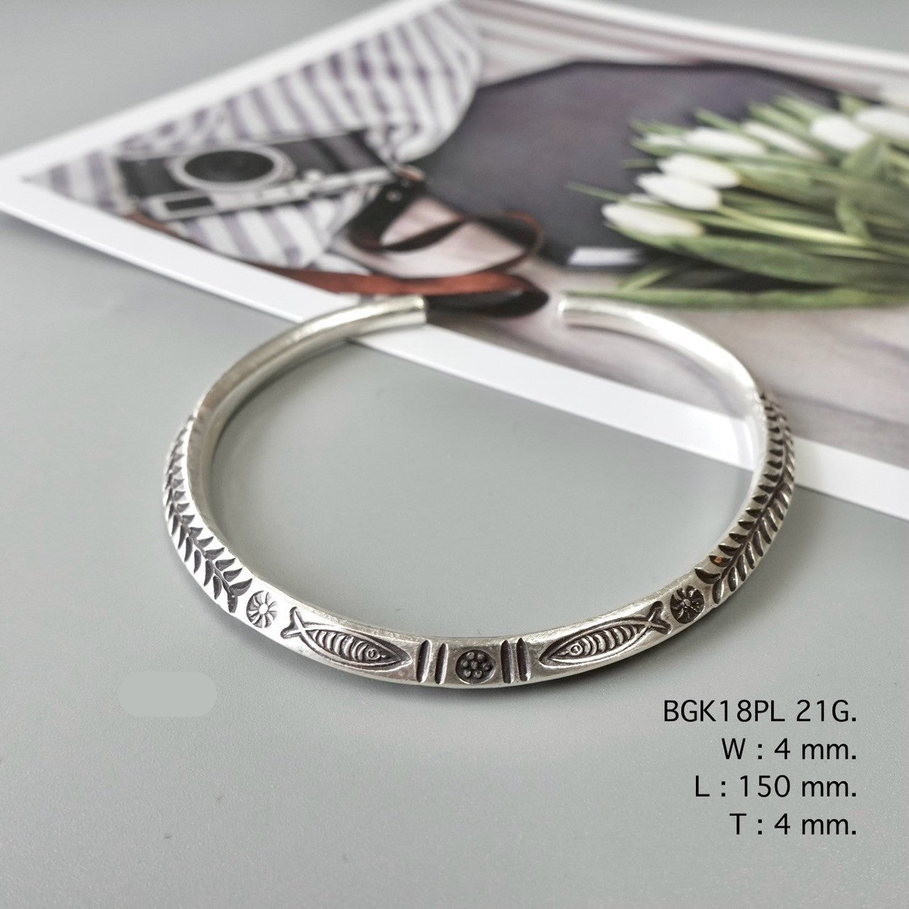 Classic bangle, handcrafted in silver.