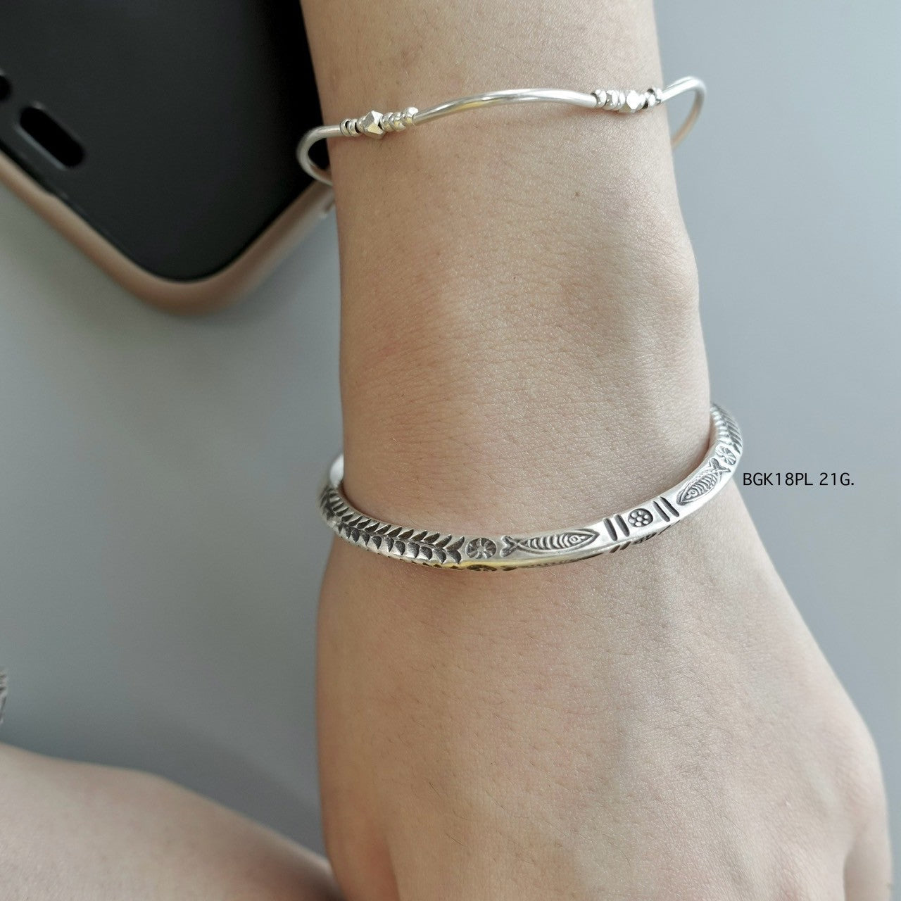 Classic bangle, handcrafted in silver.
