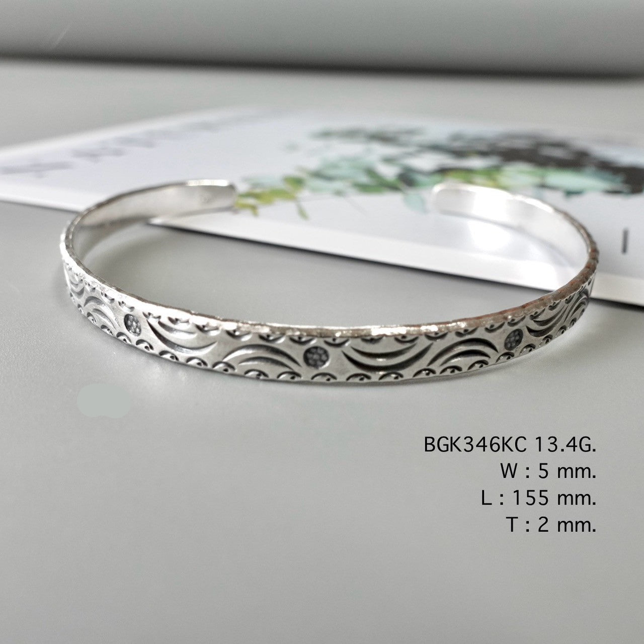 Handcrafted bangle, endlessly elegant.