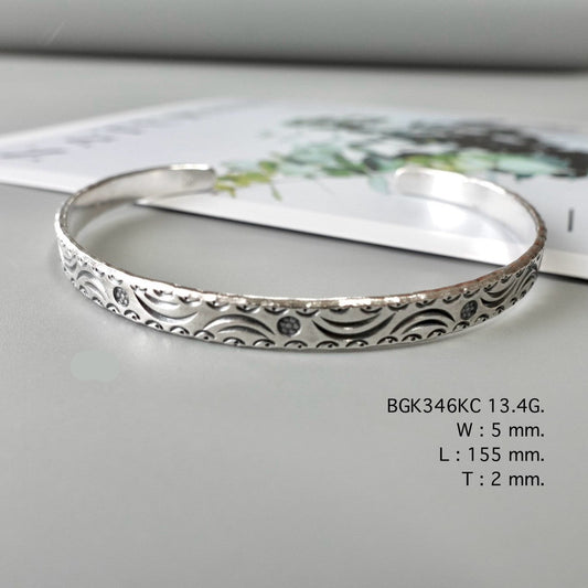Handcrafted bangle, endlessly elegant.