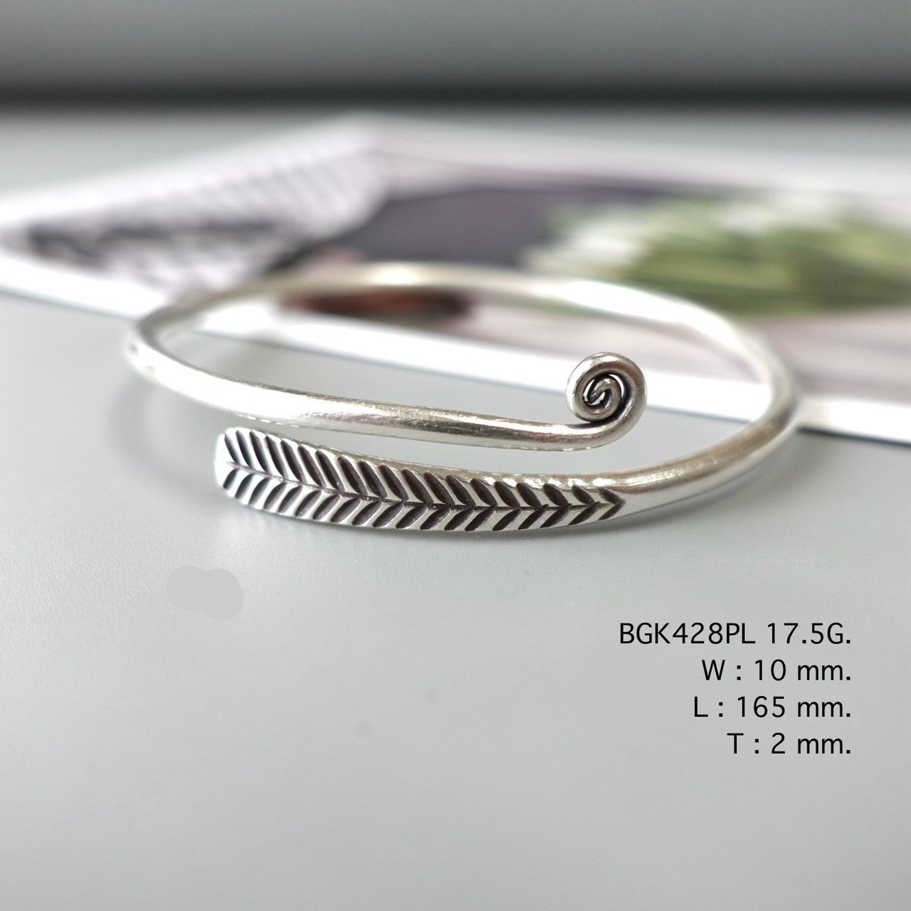 One bangle. Infinite elegance.