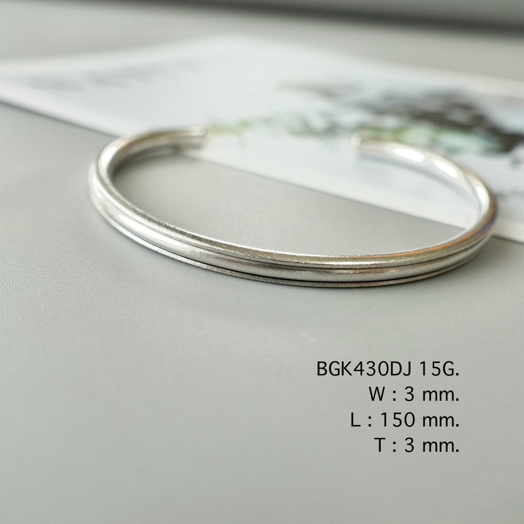 A handmade bangle that speaks elegance.