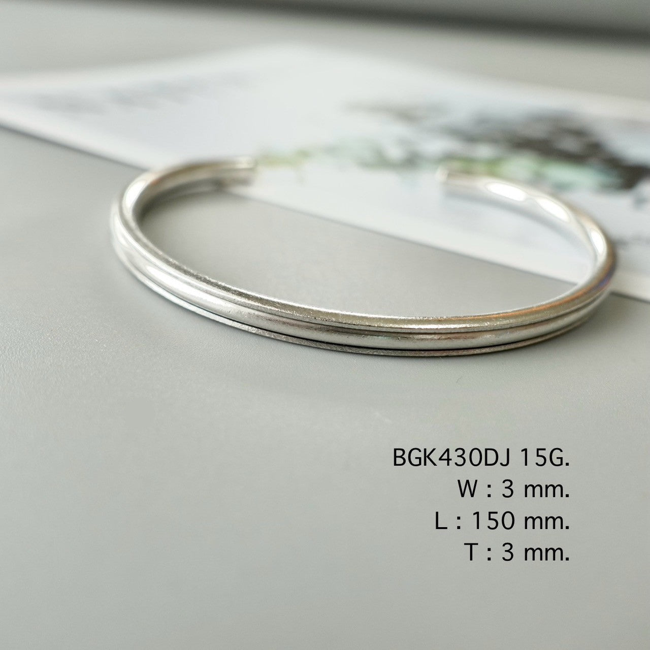 A handmade bangle that speaks elegance.