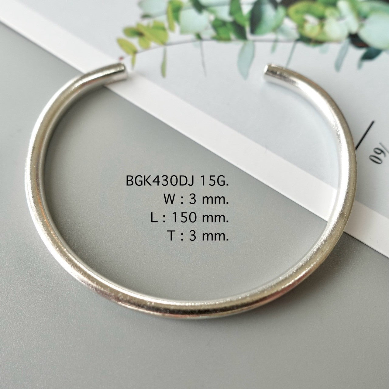 A handmade bangle that speaks elegance.
