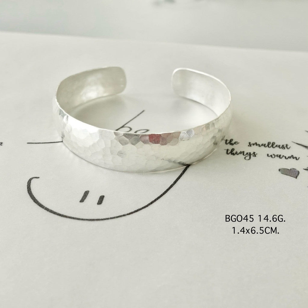 Handmade silver bangle. Elegance in every detail.